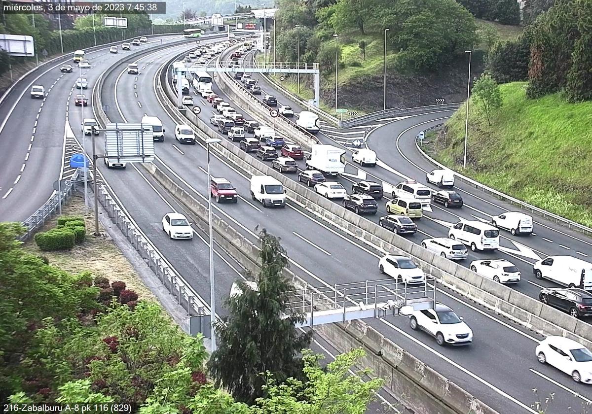 Un accidente múltiple provoca retenciones en la A 8 a la altura de